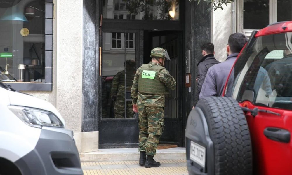 Κολωνάκι: Δυνάμεις του στρατού στο σημείο για τις χειροβομβίδες